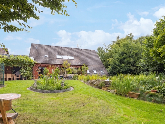 Ein- bis Zweifamilienhaus mit großem Garten in ruhiger Lage