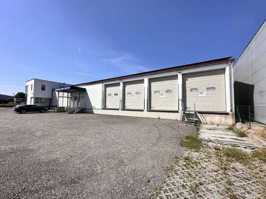 Bürogebäude mit Lagerflächen und großem Parkplatz nähe Autobahn