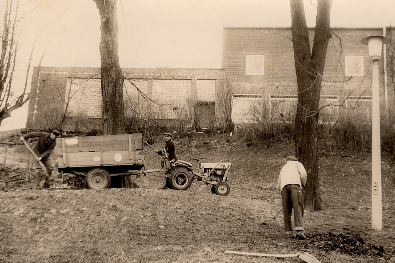 Bereits 1966 bietet Norbert Rauch gemeinsam mit seinen drei Aushilfkräften professionelle Garten- und Grünpflege an.