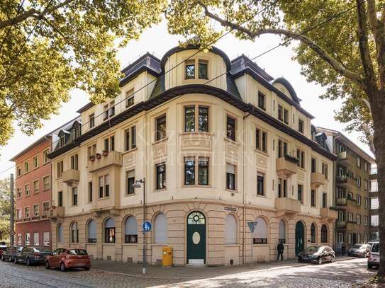 Kulturdenkmal in attraktiver Parklage - Außergewöhnliche DG-Maisonette mit Loggia!