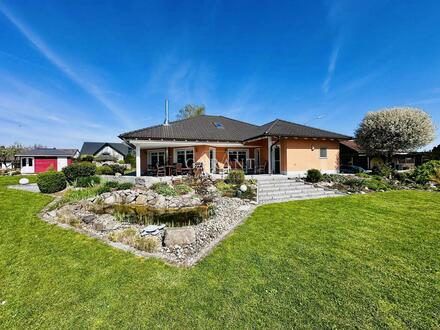 Barrierefreies Wohnen auf einer Ebene * Beeindruckender Bungalow in ruhiger Ortsrandlage mit Garten!