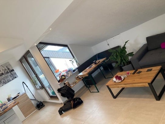 Moderne 3-Zimmer-Dachgeschosswohnung mit Klimaanlage, Balkon und Einbauküche in Bad Friedrichshall