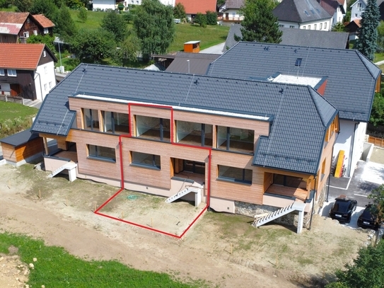 Schöne Maisonettewohnung im Zentrum von Treffen mit Eigengarten.