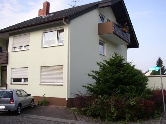 Schöne 2 ZKBB Dachgeschoss-Wohnung mit Balkon im 3-Fam.-Haus