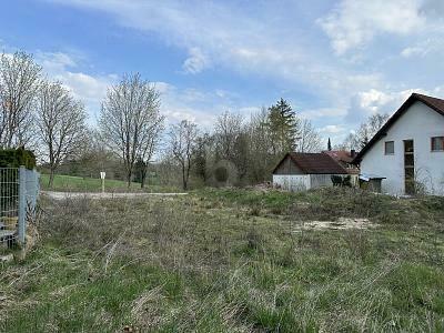 IDYLLISCHER TRAUM IM GRÜNEN