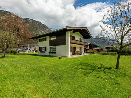 Tiroler Landhaus mit Blick auf die Steinplatte
