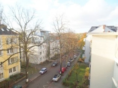 2 Zimmer-Wohnung, bezugsfrei, frisch saniert, Balkon, Lift, zentral und doch ruhig gelegen