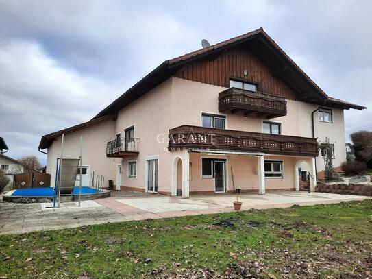 Mehrgenerationenhaus zum Top-Preis! Drei schöne Wohnungen, ein Haus! Pool, Halle und großer Garten!