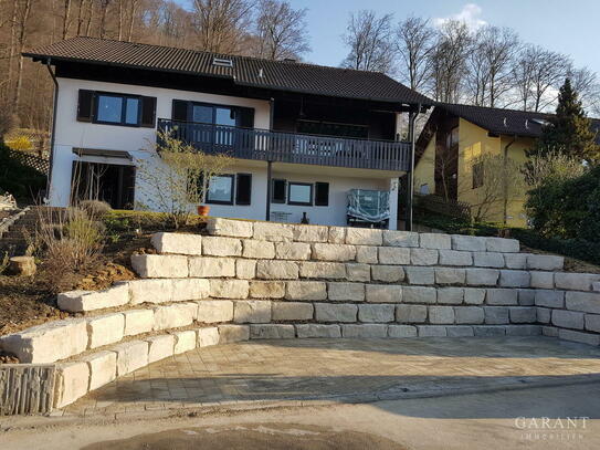 Modernisiertes Einfamilienhaus mit Einliegerwohnung und Panoramablick, am Waldrand.