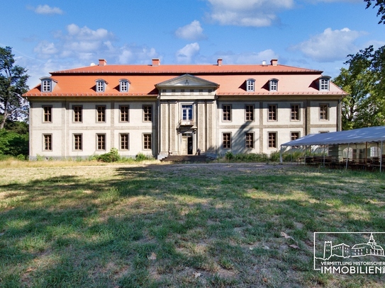 Teilsaniertes Schloss des Klassizismus zwischen Leipzig und Dessau