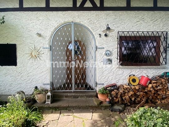 Einfamilien -/ Zweifamilienhaus auf großem Grundstück mit viel Potenzial in Hennef-Bröl zu verkaufen