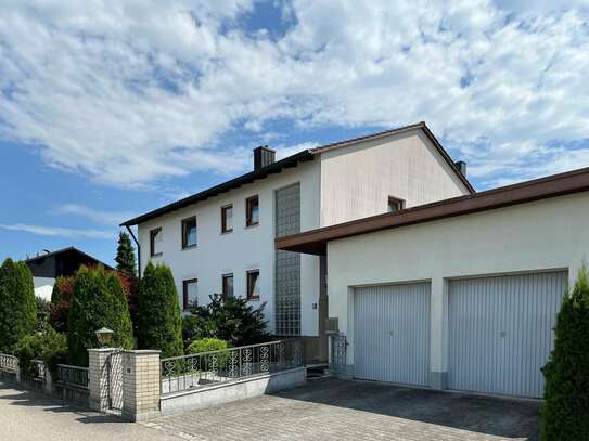 Großes Zweifamilienhaus in Eichendorf mit Doppelgarage