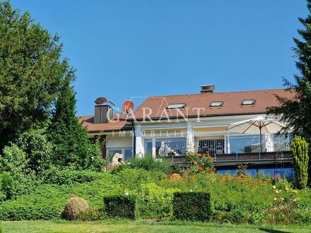 Stilvolles, gepflegtes Wohnambiente, Wellness-Bereich, parkähnlicher Garten mit Bauplatz u.v.m.