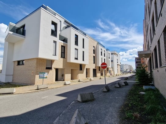 Wohnen wie in einem Reihenhaus: Helle 4-Zimmer m. gr. Terrasse!