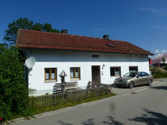 Renovierungsbedürftiges Wohnhaus in idyllischer Dorflage