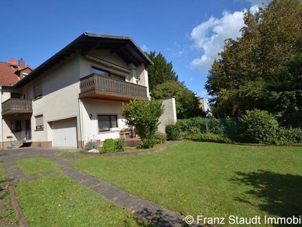 Älteres Zweifamilienhaus mit sonnigem Garten und Blick