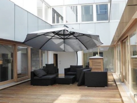 Modernes Büro mit Terrasse