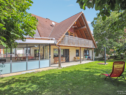 Gut instand gehaltenes Wohnhaus mit Einliegerwohnung, Wintergarten, Doppelgarage und freiem Südblick