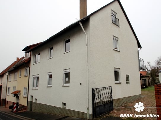 BERK Immobilien - Charmantes Zweifamilienhaus mit großem Platzangebot und Garage in Mönchberg