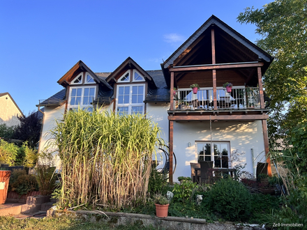 Schönes, großzügiges Einfamilienhaus mit Garten und Garage in Weisel zu verkaufen