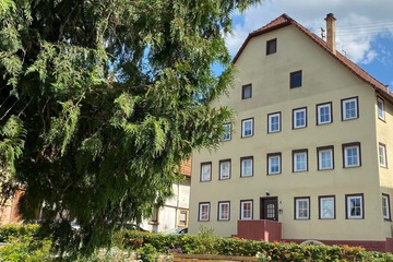 KULTURDENKMAL IM HERZEN VON WIDDERN: Großes Wohnhaus mit Scheune