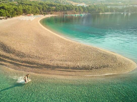 mediterrane, kleinere Villen-Hotelanlage auf beliebter Insel in Kroatien, 15 gehobene Zimmer und Suite, eine besondere…