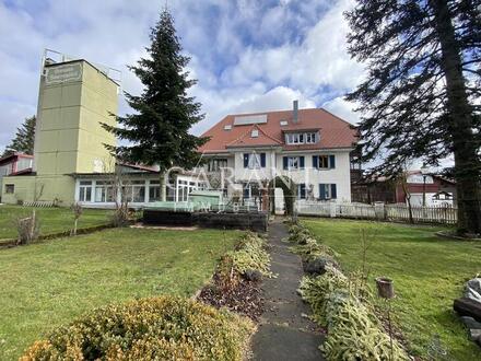 Freistehendes Mehrfamilienhaus mit Gewerbehalle