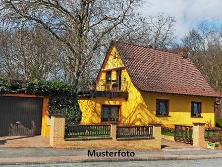 Einfamilienhaus mit Nebengebäude