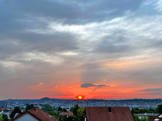 "Wohnen über den Wolken: Luxuriöses Penthouse mit atemberaubendem Rundumblick über die Stadt"