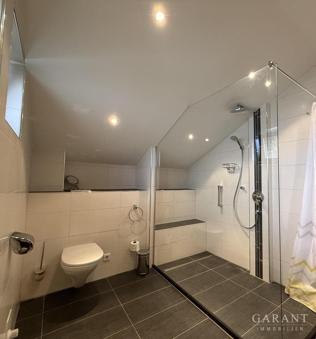 Familienhaus mit Kamin, Doppelgarage & Gartenidylle, flexibel nutzbar – 85051 Ingolstadt, 85051 Ingolstadt – Vorschaubild 3