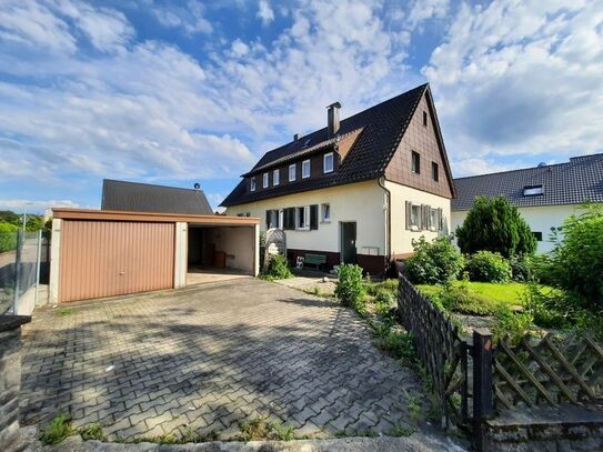 *Zweifamilienhaus mit drei Garagen und großem Garten in sonniger und familienfreundlicher Wohnlage*