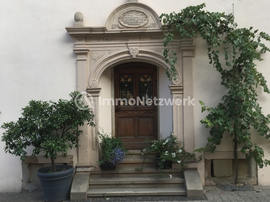 Repräsentatives, historisches Gebäude am Marktplatz in Flonheim.