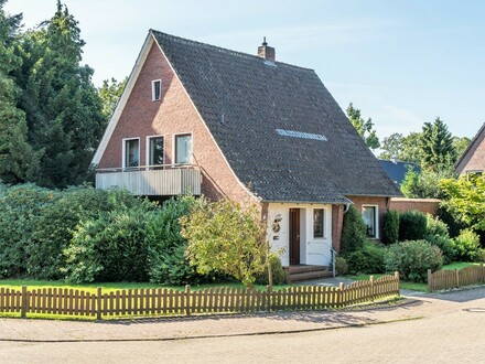 Gepflegtes Einfamilienhaus mit 2 Garagen in familienfreundlicher Wohnlage in Wiefelstede-Heidkamp