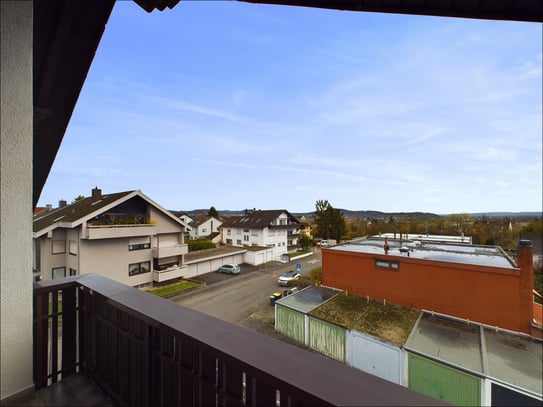 Gemütliche 4 - Zimmer - Dachgeschosswohnung mit sonnigem Süd-Balkon.