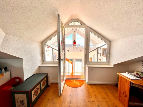 **Sonnige - 2-Zimmer-Dachgeschosswohnung mit Westbalkon in 3-Familienhaus**