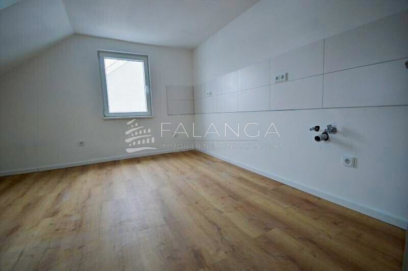 Falanga Immobilien - Hochwertig sanierte 3,5-Zimmer DG Wohnung im Herzen von Wiesbaden-Schierstein! – 65201 Wiesbaden-Schierstein, 65201 Wiesbaden-Schierstein – Vorschaubild 4