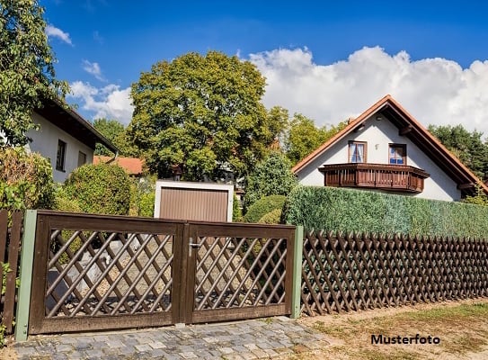 Freistehendes achteckiges Einfamilienhaus mit Carport