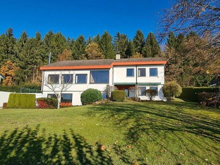 Großes Einfamilienhaus mit ELW in toller Aussichtslage