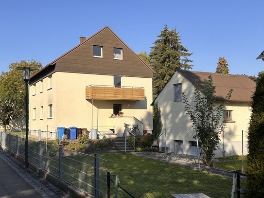 Wohnhaus in Jungingen: 3 Wohnungen, 5 Garagen, großes Grundstück