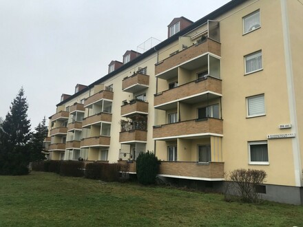 bezugsfreie, helle und gepflegte 2-Zimmerwohnung mit Ausblick vom Süd-Balkon, in Berlin-Spandau