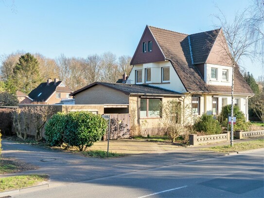 Altbau-Doppelhaushälfte nebst ebenerdigem Anbau und angrenzenden Bauplatz