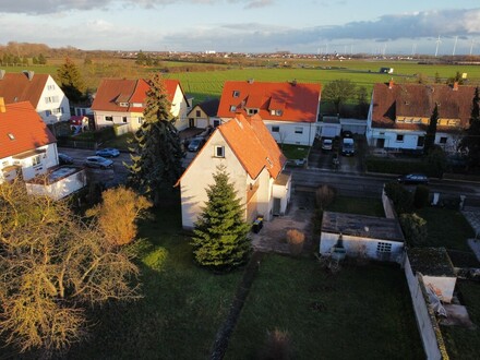 Sanieren oder neu bauen: 1-2 Familienhaus auf 1.096 m² Grundstücksfläche in Landau