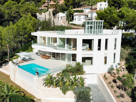 Außergewöhnliche Architektenvilla mit Hafenblick