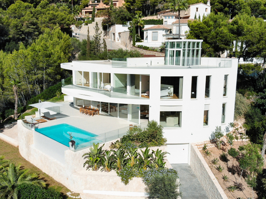 Außergewöhnliche Architektenvilla mit Hafenblick