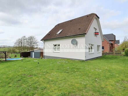 Einfamilienhaus mit Außenpool in Schmalensee