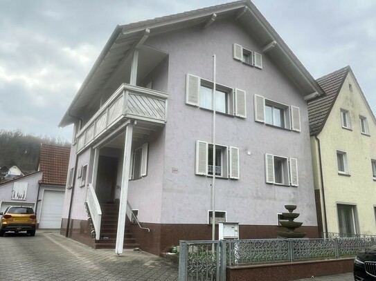 Einfamilienhaus mit großzügigen Nebengebäuden