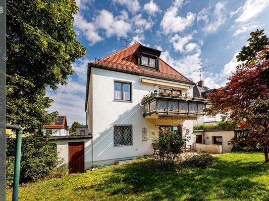 Traumhaftes Altbau-Einfamilienhaus mit drei separaten Einheiten und großem Potenzial in ruhiger Lage