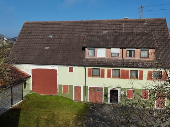 EINFAMILIENHAUS MIT SCHEUNE, GROSSEM GRUNDSTÜCK UND NEBENGEBÄUDEN