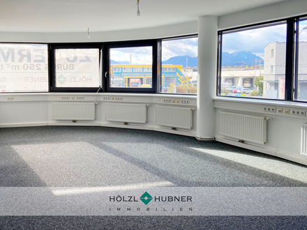 Helles Büro in modernem Haus