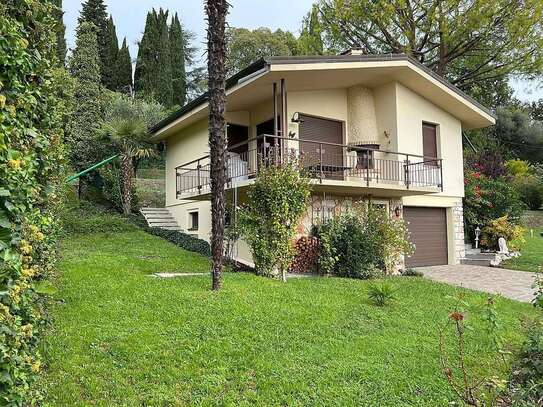 Kleine Villa zum attraktiven Preis und mit großem Potential am Gardasee